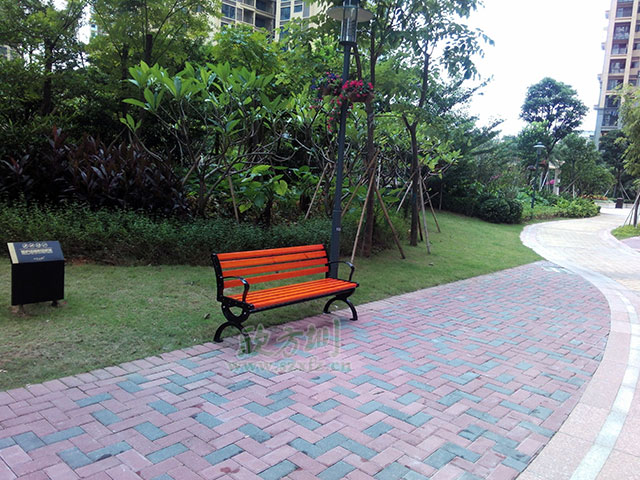  欣方圳垃圾桶廠家這里有您所需的各類垃圾桶產(chǎn)品和園林椅休閑椅，您只需要關(guān)注一下您身邊的市場或者來欣方圳官網(wǎng)瞧一瞧。您可以在欣方圳官網(wǎng)的案例里面，看到全國各地區(qū)的用戶案例及各種類型的用戶選擇。這不，深圳觀瀾的一位客戶又一次來我司欣方圳科技有限公司購買了一批鑄鐵有靠背園林椅。       欣方圳的這批P27鑄鐵有靠背園林椅椅腳模具使用電腦雕刻，比一般廠家人工模具鑄鐵椅腳表面更光滑平整。耐壓性極強，同時具備很強的耐熱、耐磨、耐蝕、耐低溫的特性，鑄鐵有靠背園林椅，生產(chǎn)周期較短，給人以粗獷、莊重、穩(wěn)重的感覺，是戶外市政公共設(shè)施必選產(chǎn)品。    而且為了防止椅條在受力情況下往下變形，我們欣方圳的每一款休閑椅都在在椅條的下面加了兩條L30*3的熱鍍鋅角鋼加強支撐，加強椅條的支撐能力，有效的將承載力傳遞到椅腿上，防止椅條變形，加強休閑椅的抗沖擊能力，提高鑄鐵有靠背園林椅的壽命。