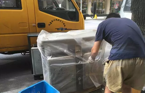    義烏這個果皮箱有“搞頭”，上面還可以發(fā)布公益廣告