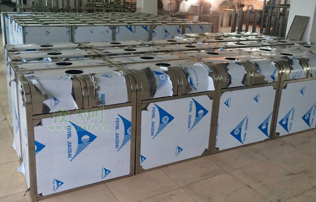 不銹鋼分類環(huán)保垃圾桶工廠生產圖