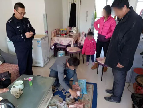 17萬當(dāng)垃圾丟掉：驚慌失措！全家上陣翻找垃圾桶