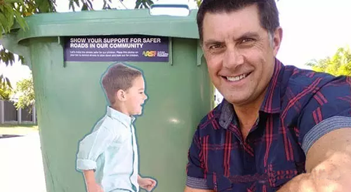 行車安全出奇招：垃圾桶上貼安全標(biāo)識，提醒司機‘不要超速’