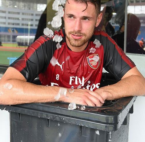 感受中國(guó)溫度！阿森納眾將集體鉆進(jìn)垃圾桶