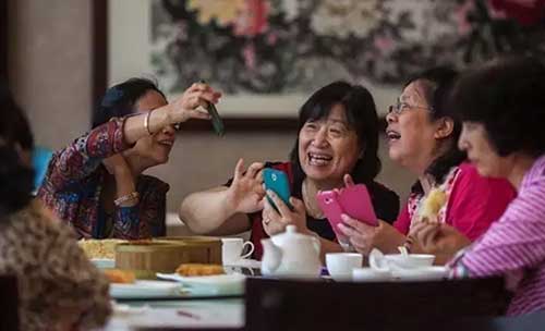 書報亭、早餐車，甚至垃圾桶都有二維碼“身份證”了。