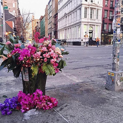 用鮮花，他把紐約的垃圾桶都變成了花瓶