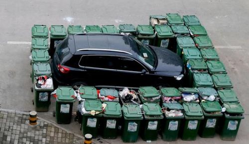 汽車被垃圾桶包圍是被惡搞還是得罪人了？