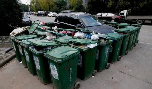 汽車被垃圾桶包圍是被惡搞還是得罪人了？