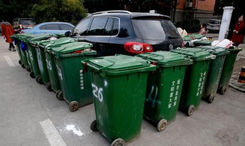 汽車被垃圾桶包圍是被惡搞還是得罪人了？