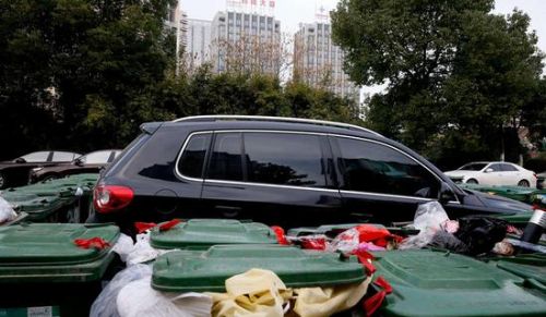 汽車被垃圾桶包圍是被惡搞還是得罪人了？