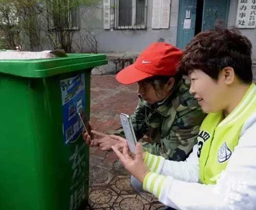 書報亭、早餐車，甚至垃圾桶都有二維碼“身份證”了。