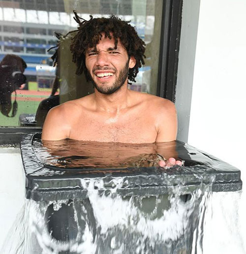 感受中國(guó)溫度！阿森納眾將集體鉆進(jìn)垃圾桶