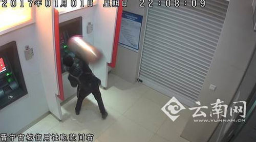 取款不成功，竟用垃圾桶出氣