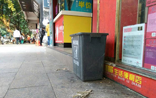 垃圾桶當(dāng)足球踢？！城區(qū)大半年累計丟近千個垃圾桶
